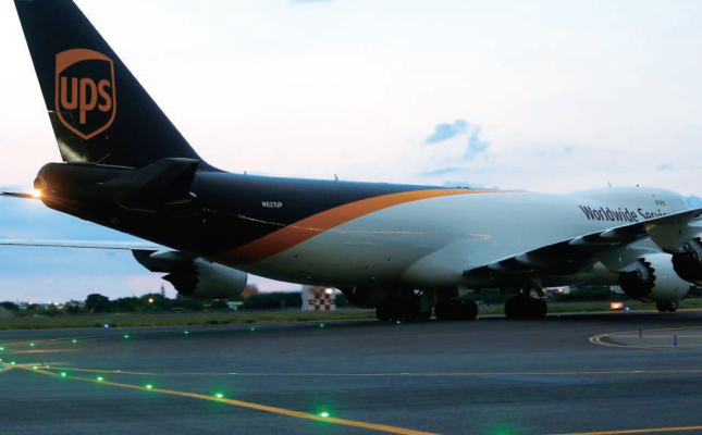 美國優比速航空貨運公司的波音B747-8F全貨機降落桃園機場後，滑行前往停機坪，滑行道黃色的中心線及綠色中心線燈清晰可見