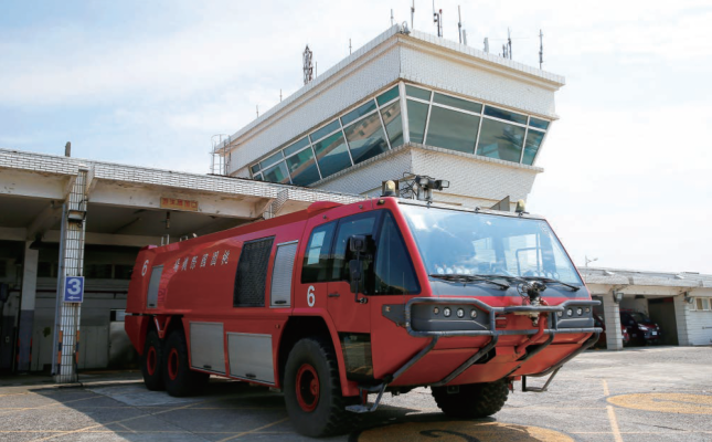 桃園機場共有8輛機場專用泡沫消防車，消救能量符合國際民航組織最高等級規範
