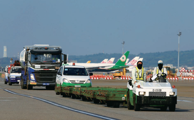 交通道是機場各型車輛往來機場各區域的聯絡通道。