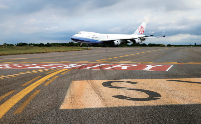 中華航空公司的波音B747-400F全貨機剛降落桃園機場05R/23L跑道，圖下方的「S」字樣為標示通往「S滑行道」的方向指引