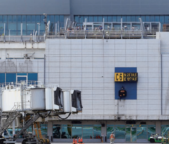 桃園機場C6停機位的航勤作業人員，準備迎接客機進入停放